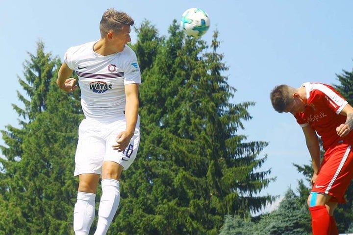 Nicolai Rapp (l.) im Trikot des FCE Aue während des Testspiels gegen den FSV Treuen bei einem Kopfball.