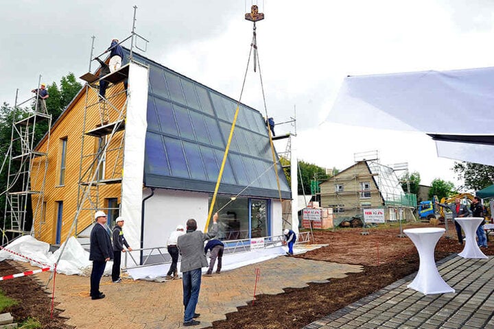 Ein Energiesparhaus in Rabenstein: Es soll seinen Bedarf an Energie mittels
Solarzellen selbst decken.