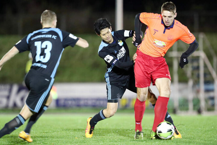 Mit vereinten Kräften drängen Fabio Leutenecker (l.) und Naoyuki Yamazaki (rechts) einen Eilenburger Kicker ab.