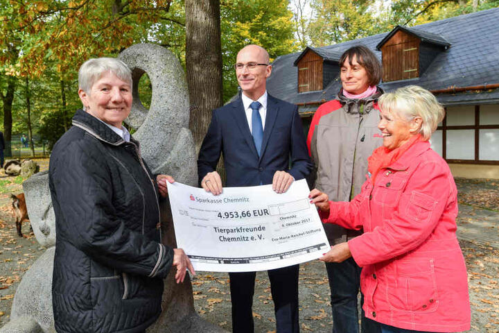 Torsten Wenzel, Vorsitzender der Stifertgemeinschaft der Sparkasse Chemnitz brachte Christiane Otto, Vorsitzende des Fördervereins (v.l.), Anja Dube und Liane Kriegel (Schatzmeisterin des FV "Tierparkfreunde") den Spendencheck.