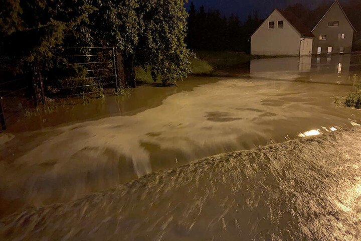 Eine überflutete Straße bei Leisnig.