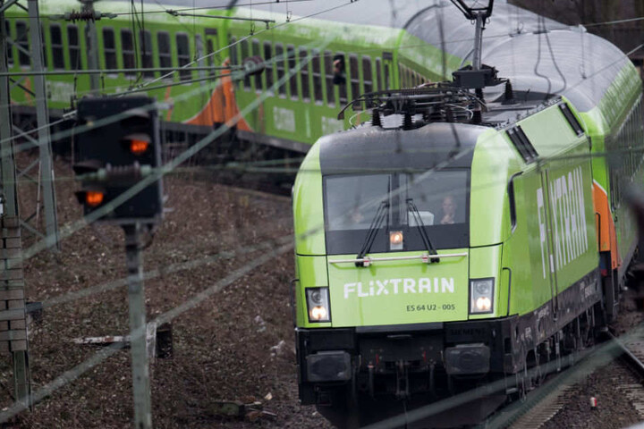 Im typischen Flixbus-Grün fährt der FlixTrain quer durch Deutschland.