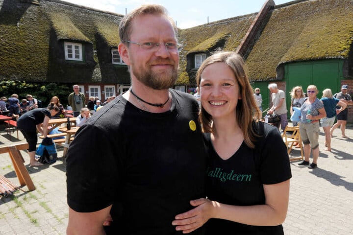 Holger Spreer und Nele Wree leben seit einigen Jahren auf der Hallig Süderoog. Ab und zu kommen Wattwanderer zu Besuch. (Archivfoto)