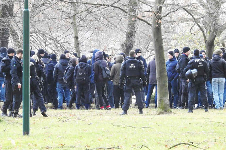 Die Polizei sichert die etwa hundert Mann starke Demonstration ab.