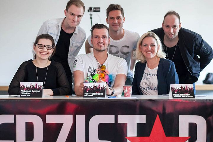 Die fachkundige Jury: Louise Winkler, selbst Erzistar 2013, DJ Ric von Stereoact, Katja Reichert von „Keen on Rhythm“ (v.l. vorn) und Sänger Toni Kraus, Organisator Mirko Süß (45) und DJ Rixx von Stereoact (v.l.).