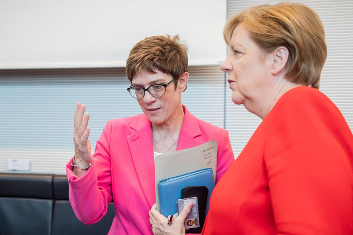 Annegret Kramp-Karrenbauer (56, CDU) und Angela Merkel (64) gehören mit der Union zu den Verlierern.