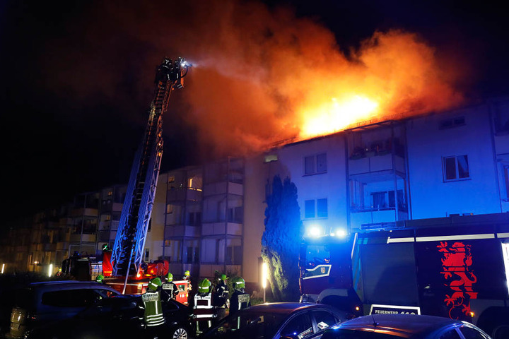 Das Feuer war gegen 23.00 Uhr im Dachgeschoss eines dreistöckigen Mehrfamilienhauses im Sachsenring ausgebrochen.