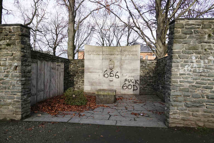 Unbekannte Täter beschmierten ein Weltkriegsdenkmal auf dem Vorplatz der St. Matthäuskirche an der Ecke Waldenburger Straße/ Ernst-Heilmann-Straße.