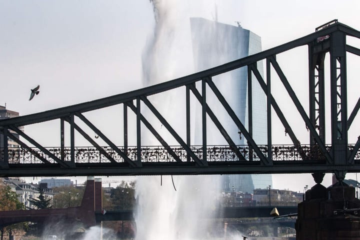 Ein lauter Knall begleitet von einer großen Wasserfontäne bedeuteten das Ende der Weltkriegsbomben-Entschärfung im Main.