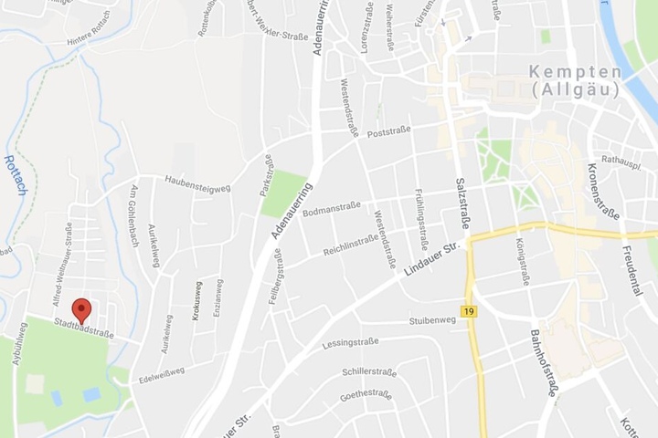 Der Fahrer hielt den Bus kurz in der Stadtbadstraße an, um dem Fahrgast zu helfen und wurde dort von ihm attackiert.