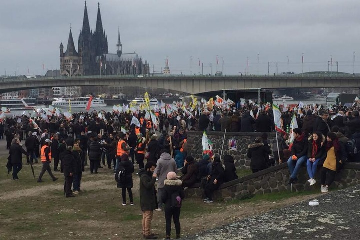 Am Freitagmorgen versammelten sich Hunderte Menschen zu einer Kundgebung in der Deutzer Werft.