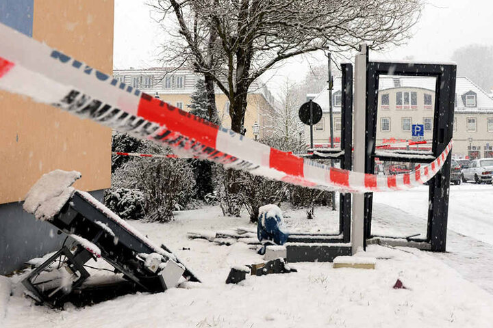Viel ist von der Telefonzelle nicht geblieben.