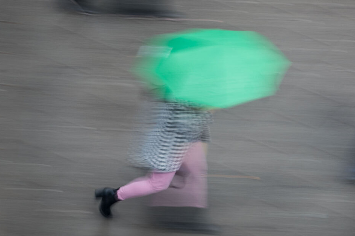 Der Deutsche Wetterdienst warnt vor Sturm und Dauerregen. (Symbolbild)