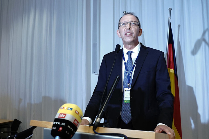 Am Wahlabend sind alle Augen auf AfD-Chef Jörg Urban gerichtet.