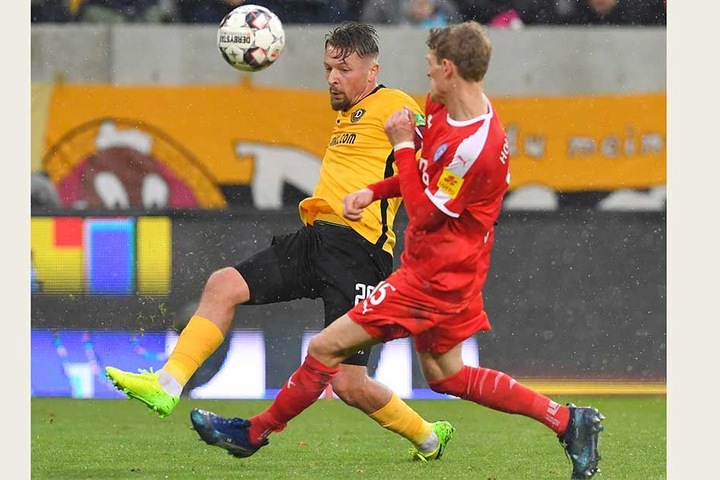 Patrick Ebert (l.) würde gern gegen Hochkaräter wie Bayern oder Dortmund spielen. Doch stattdessen muss sich der 31-Jährige mit Kiel zufrieden geben, wie hier im Duell mit Johannes van den Bergh.