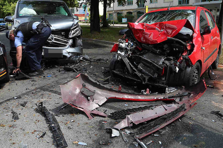 An beiden Fahrzeugen entstand erheblicher Sachschaden beziehungsweise Totalschaden.