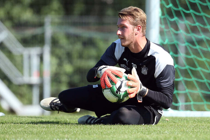 Im Pokal die Nummer eins: Lukas Cichos kam in Crostwitz nur beim Auf- wärmen ins Schwitzen.