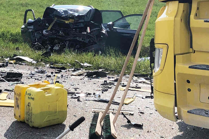 In der Nähe des Münchner Flughafens ist ein Autofahrer bei einem Unfall ums Leben gekommen.