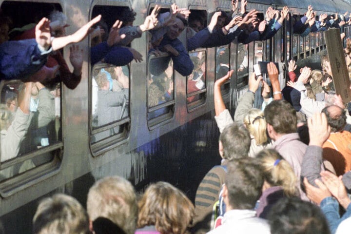 Ein Zug mit DDR-Flüchtlingen kommt im Jahr 1989 am Bahnhof im bayerischen Hof an. (Archivbild)