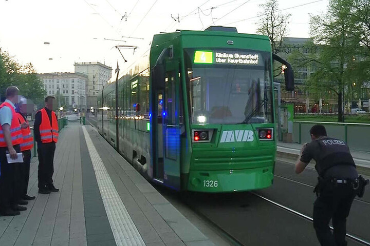 Da er nicht eingeklemmt worden war, konnte er mit Unterstützung der Retter unter der Straßenbahn hervorkriechen.