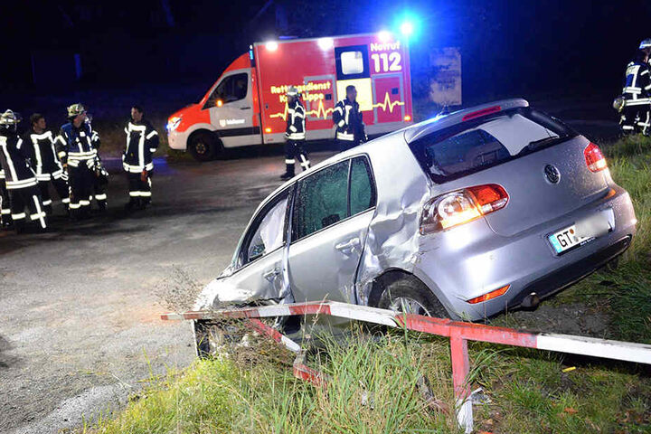 Das Auto kam auf einer Grünfläche zum Stehen.