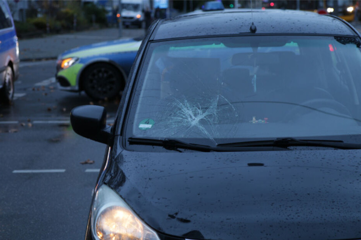 Die Windschutzscheibe wurde bei dem Unfall eingedrückt.