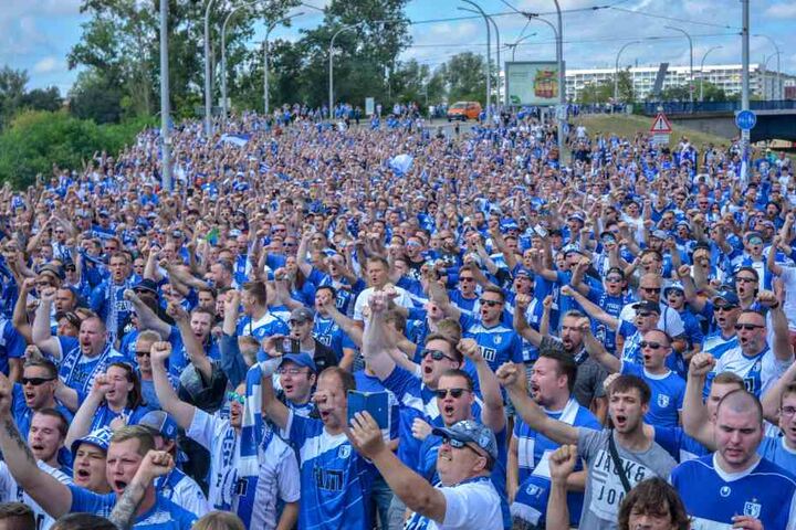 Tausende FCM-Fans zogen vor der Zweitliga-Premiere gegen St. Pauli durch Magdeburg.