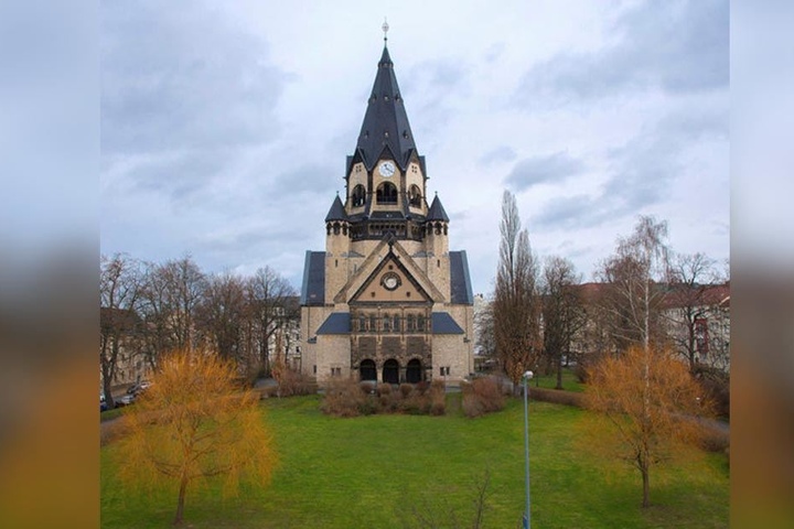 Sie ist das Wahrzeichen des Lutherviertels, die gleichnamige Kirche.