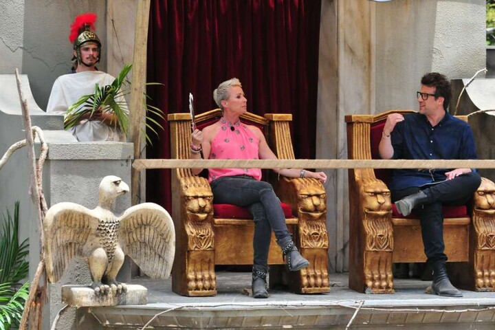 Dschungelprüfung "Dschungelkollosseum" - alle zehn Camper sind dabei - Sonja und Daniel genießen.