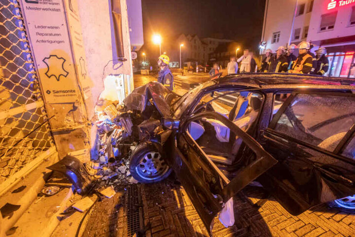 Beide Insassen des BMW 320d mussten in ein Krankenhaus gebracht werden.