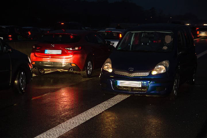 Die Auffahrt von der A2 auf die A33 wurde vol gesperrt. Manche Autofahrer nutzten die Rettungsgasse, um zu drehen und sich an Rettungsfahrzeugen vorbeizudrängeln.