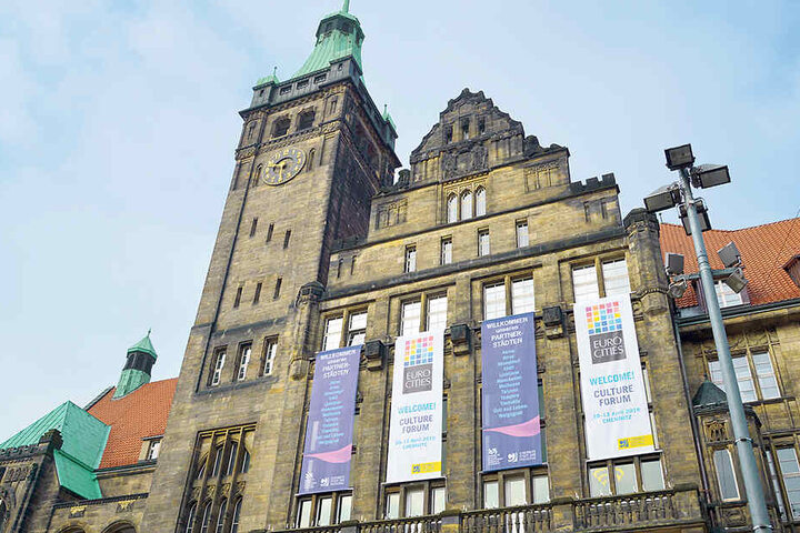 Chemnitz grüßt seine Gäste: Plakate am Rathaus kündigen die Veranstaltungen der nächsten Tage an.