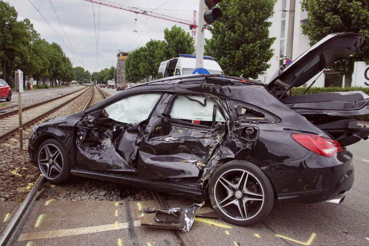 Der Beifahrer (40) musste aus dem Wrack befreit werden.