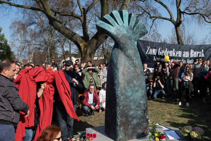 Menschen enthüllen das Denkmal für den auf offener Straße ermordeten Burak B. Der junge Mann war am 5. April 2012 auf einer Straße in Berlin-Neukölln erschossen worden.