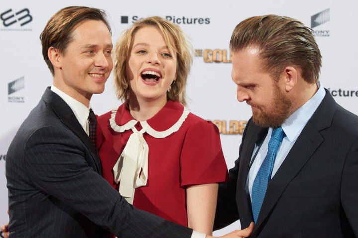 Die Schauspieler Tom Schilling, Jella Haase und Axel Stein (l-r) kommen zur Filmpremiere "Die Goldfische" auf den roten Teppich ins UCI Luxe Kino.