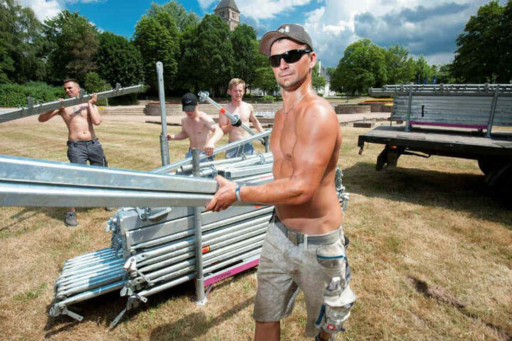 Starke Männer: Auf dem Schloßberg begannen am Samstag die Aufbauarbeiten zur Fanmeile neben dem "Miramar".