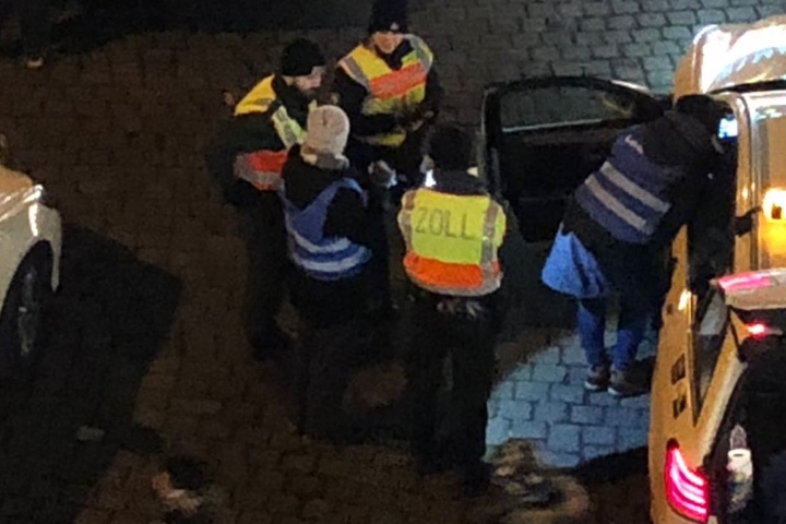 Die Kontrolleure prüften auch die Fahrzeuge.