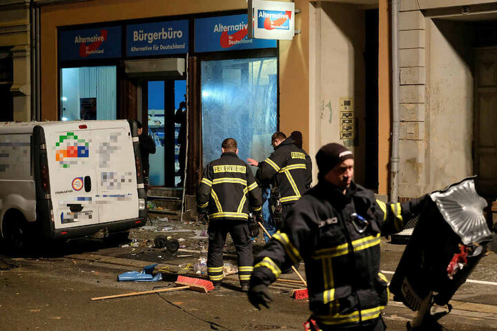 Vermutlich mit einer in einer Mülltonne versteckten Kugelbombe wurde das Döbelner AfD-Büro attackiert.