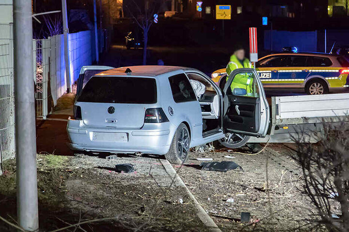 Der Golf krachte gegen einen Anhänger.