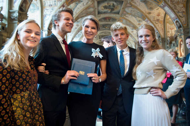 Die Familie trauert um den frisch verlobten Unternehmer (2.v.l.).