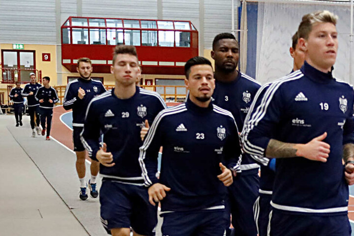 Gestern stand für die CFC-Profis um Philip Türpitz (vorn) & Co. Lauftraining in der Leichtathletik-Halle des Sportforums an.