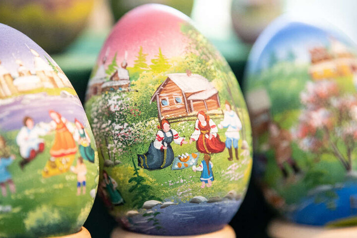 Eier mit gemalten Landschaften auf dem Ostereier-Künstlermarkt im Ostereiermuseum Sonnenbühl.