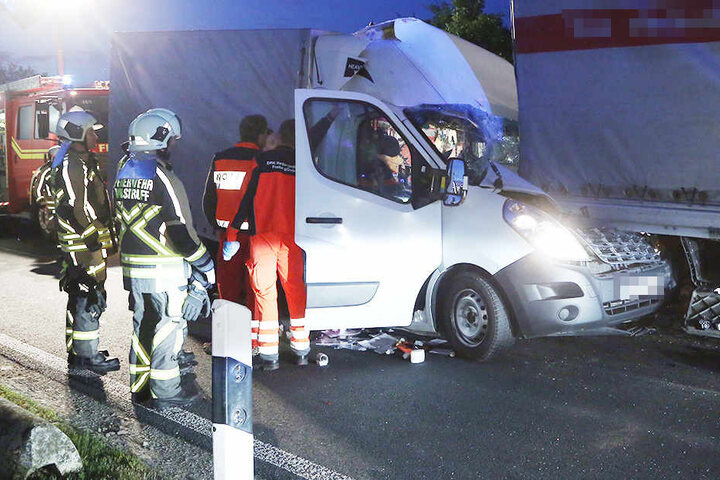 Bei dem heftigen Crash wurde der Fahrer des Renault leicht verletzt.
