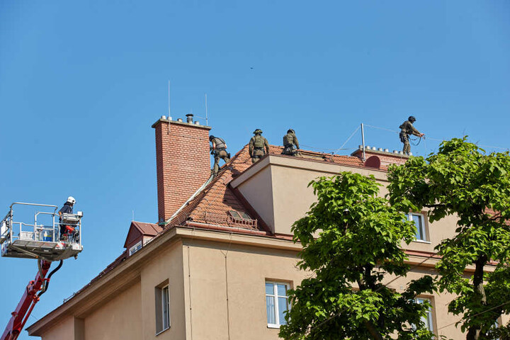 Polizisten einer Spezialeinheit verfolgen den mutmaßlichen Straftäter.