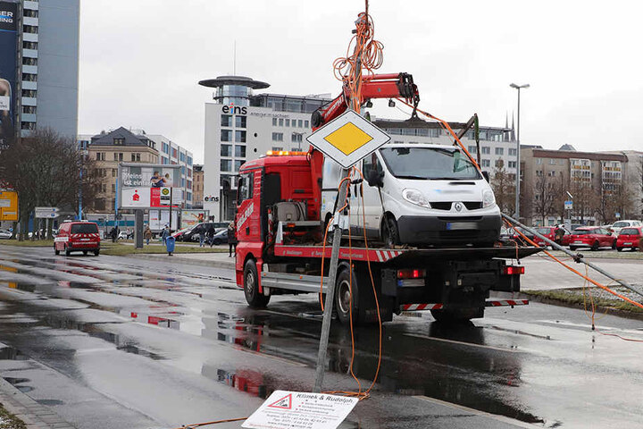 Mit dem Kran riss der Abschleppwagen die ganze Ampelanlage mit sich.