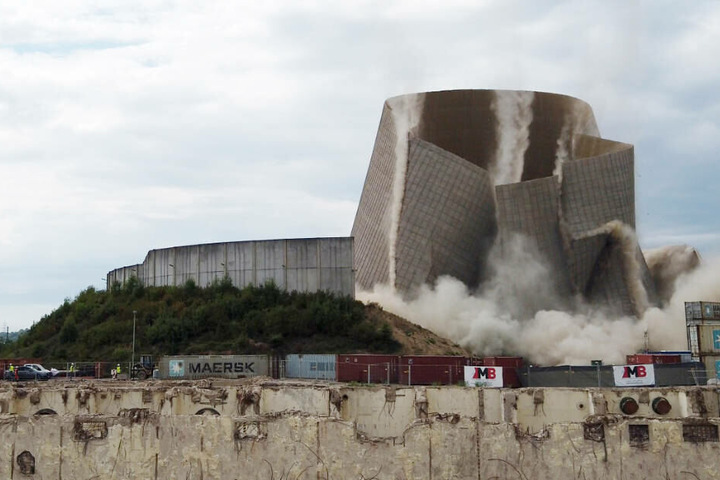 Beim Atomkraftwerk Mühlheim-Kärlich im benachbarten Rheinland-Pfalz hat mit dem Einsturz des Kühlturms am Freitag der Rückbau deutlich Konturen angenommen.