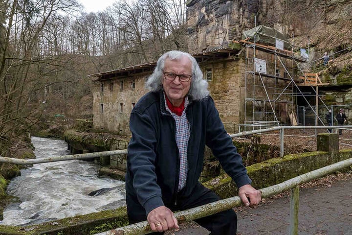Herman Häse vor der Lochmühle. Noch ist sie eine Ruine, wurde aber bereits
gesichert. Dahinter auf den Felsen soll das Hotel „schweben“.