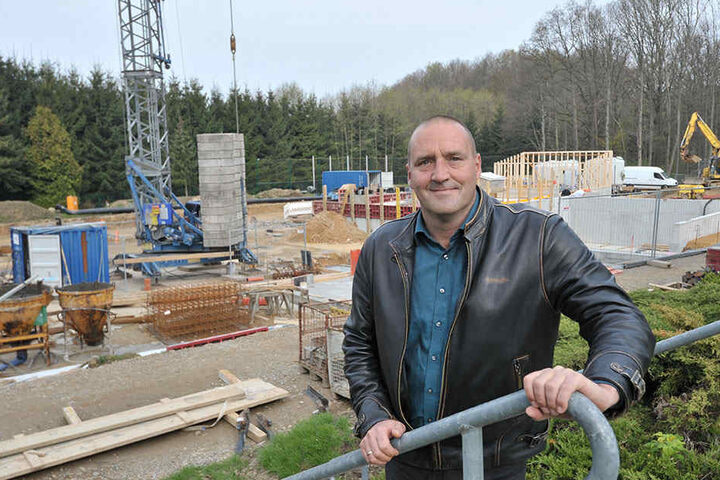 Weil das Sonnenbad in Limbach-Oberfrohna bald in neuem Glanz erstrahlt, strahlt auch Bad-Chef Dirk Schuler (41).