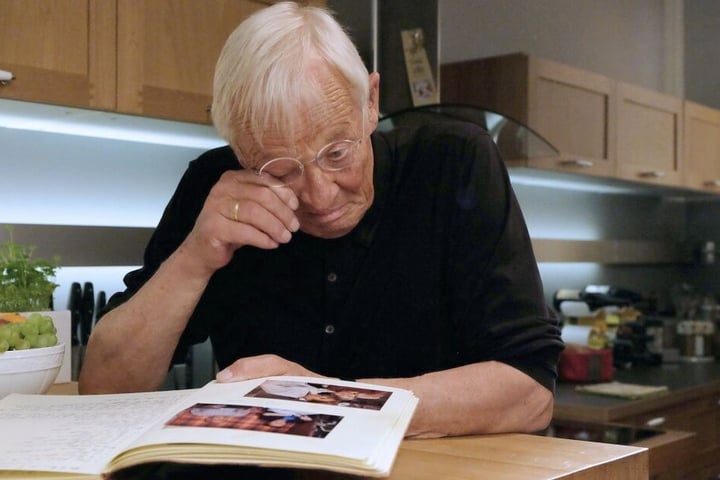 Otto Stein trauert um seine verstorbene Ehefrau Charlotte.