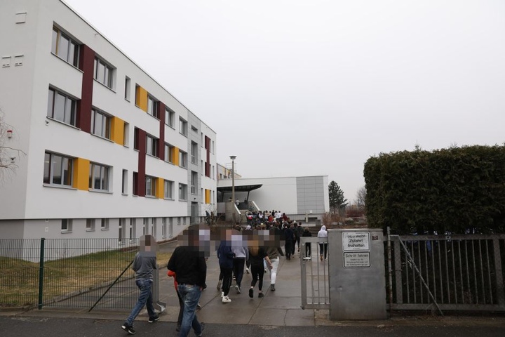 Einige Schüler mussten während der Evakuierung ohne Jacken im strömenden Regen ausharren.